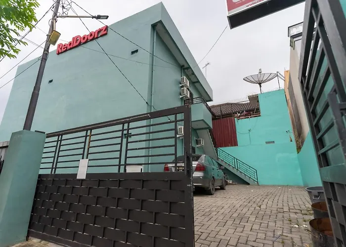 RedDoorz near Brastagi Supermarket Medan